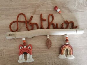 Prénom en tricotin sur bois flotté /  arc en ciel + personnalisation